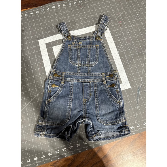 Genuine‎ kids by Oshkosh size 18 months  bib shorttails - Picture 1 of 6